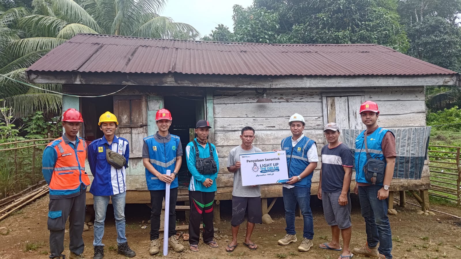 Puluhan Tahun Numpang Tetangga, Dua Warga Bengkulu Utara Terima Bantuan Listrik Gratis dari Karyawan PLN 