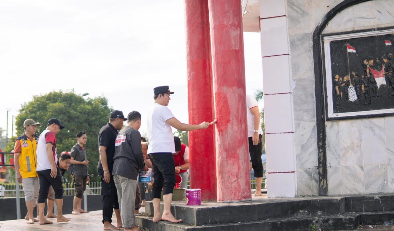 Jumat Bersih, Bupati dan OPD Bengkulu Utara Kerja Bakti Percantik Area Alun-alun dan Bundaran 