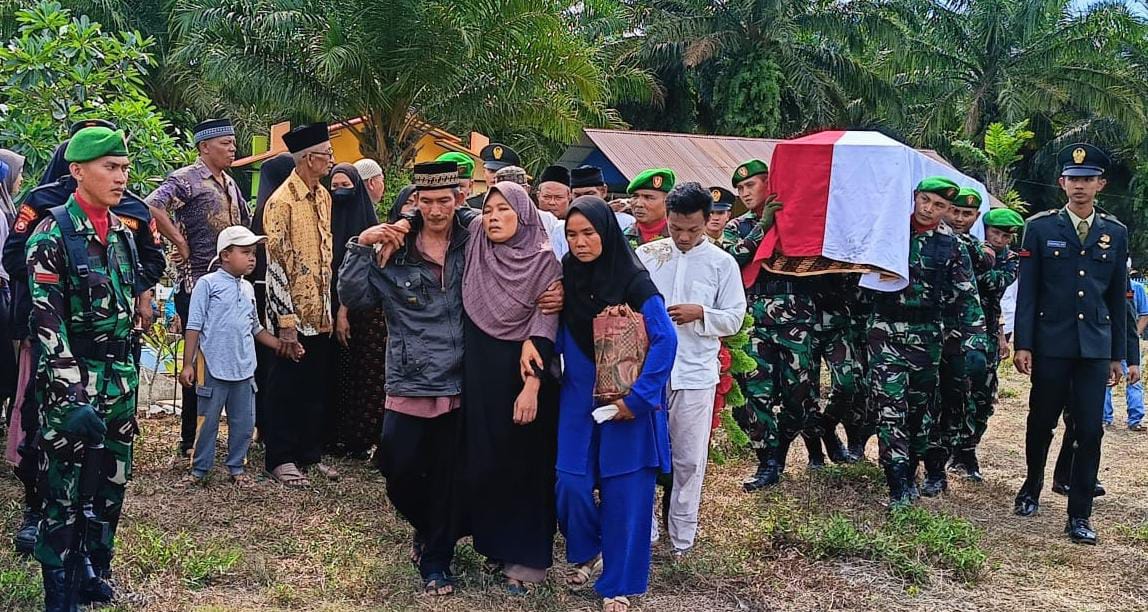 Isak Tangis Keluarga Iringi Pemakaman Pratu Anumerta Muhammad Fadli di TPU Desa Kota Bani