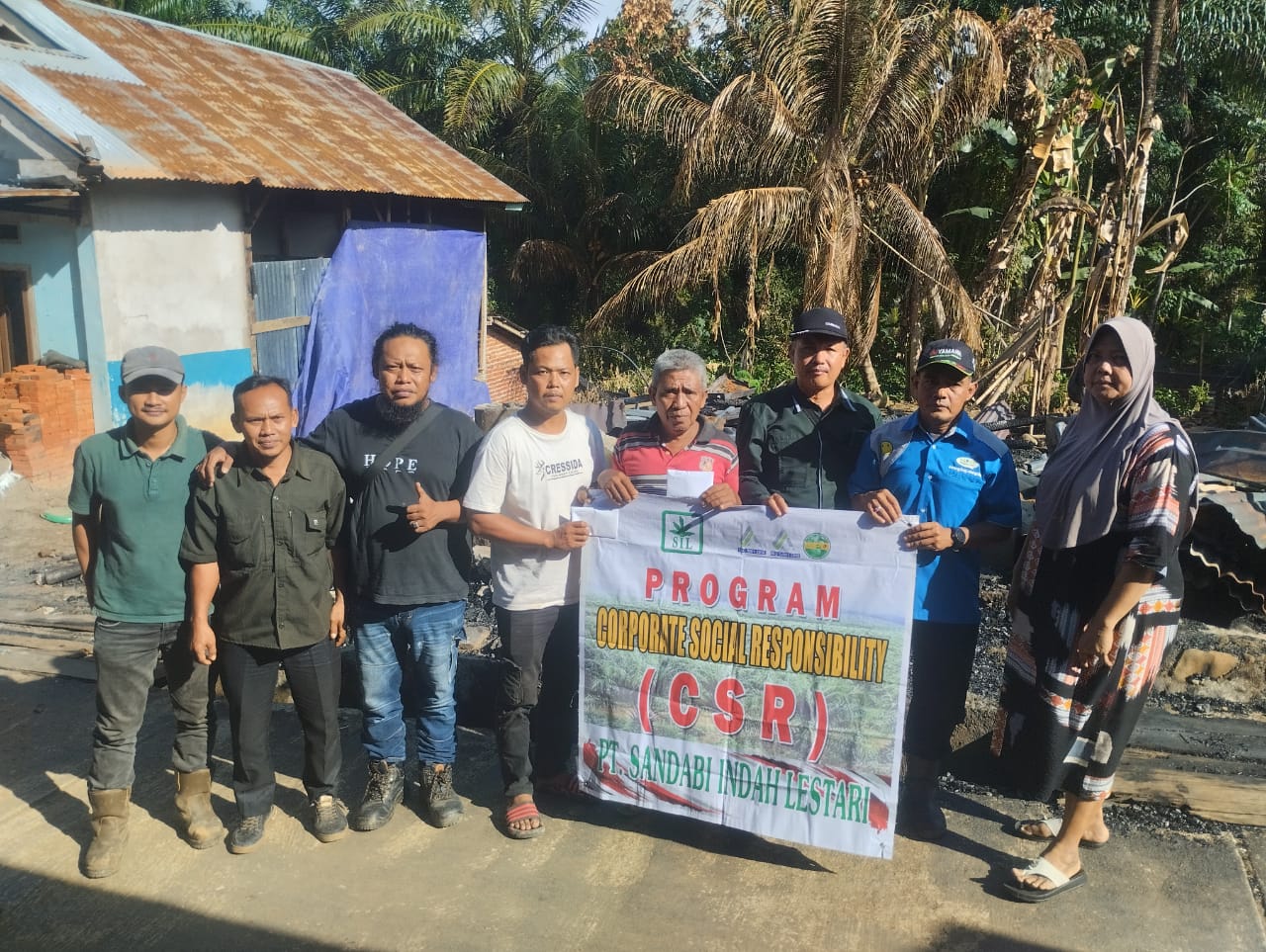 PT. SIL Serahkan Bantuan untuk Korban Kebakaran di Suka Mulya 