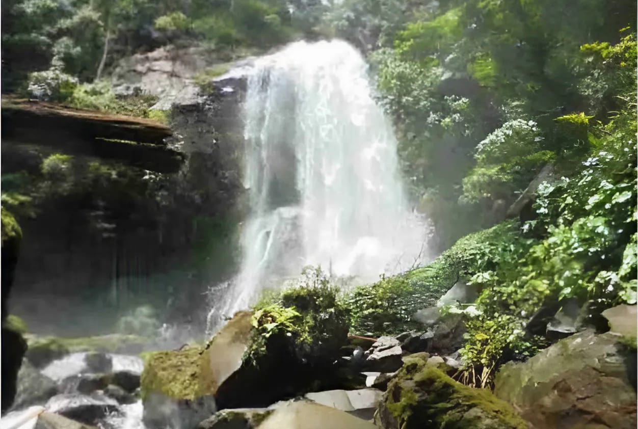 Menikmati Sensasi Embun Air Terjun Semelako di Bengkulu