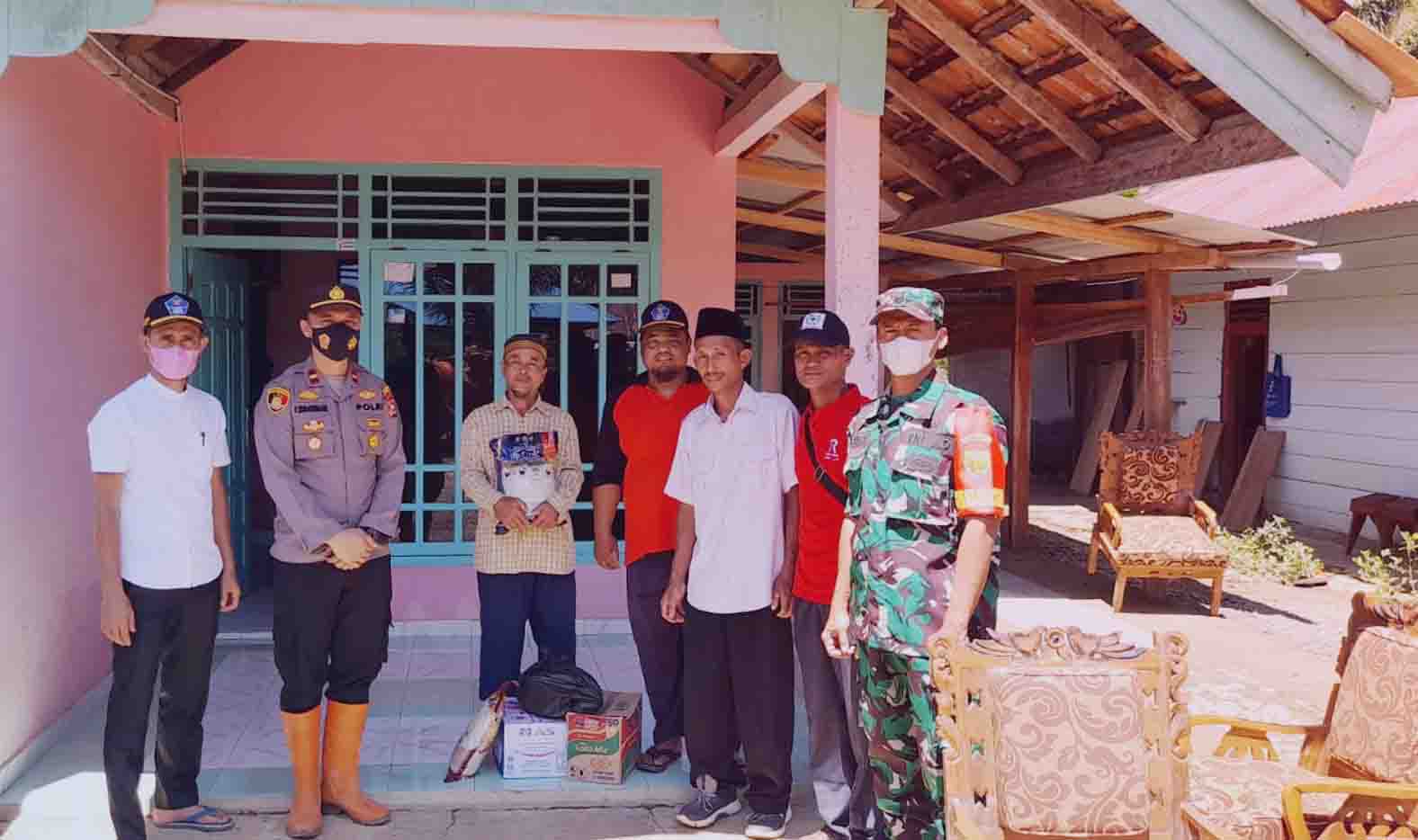 Diterjang Banjir, Polisi Salurkan Bantuan untuk Warga Desa Suka Makmur