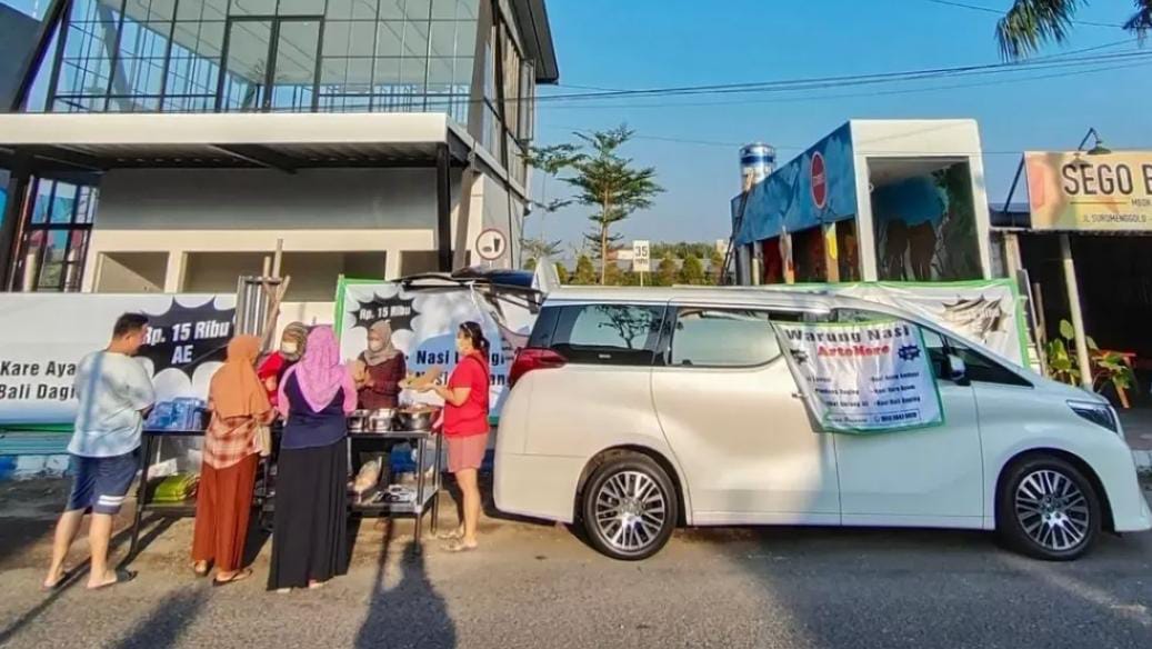 Unik! Pemilik Warung Nasi di Ponorogo Gunakan Alphard Mewah untuk Berjualan 6 Menu Khas Nusantara