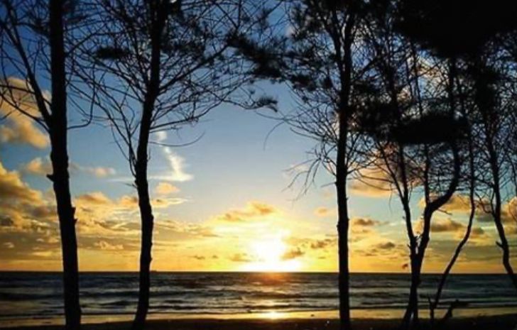 Menikmati Keindahan Sunset sambil Ngemil Bakso Bakar di Pantai Berkas Kota Bengkulu