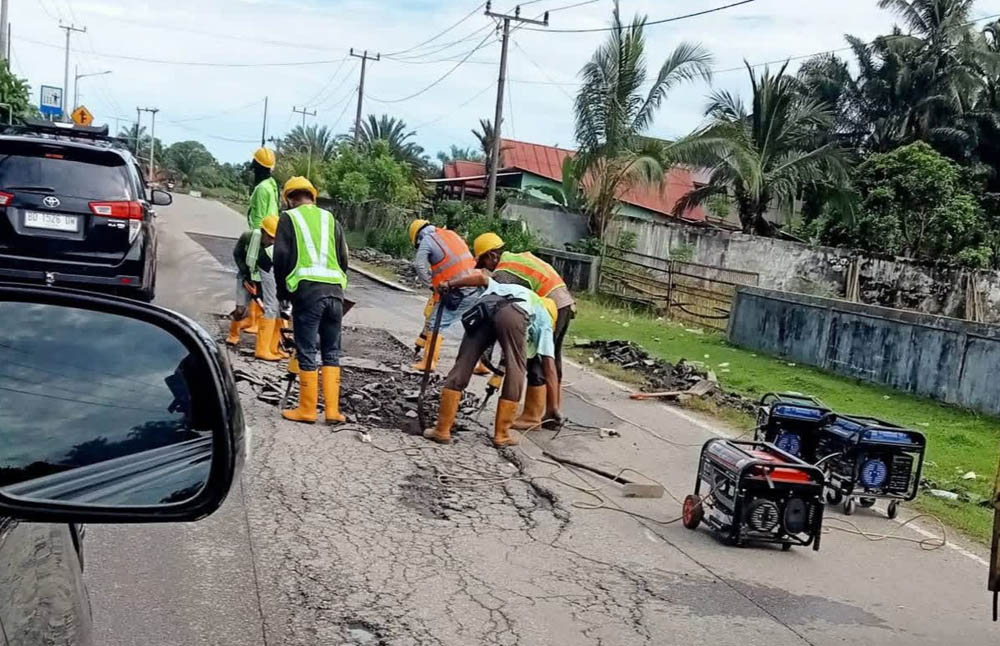 Minta Pengaspalan Permanen, Warga Protes Tambal Sulam Jalan Nasional Putri Hijau