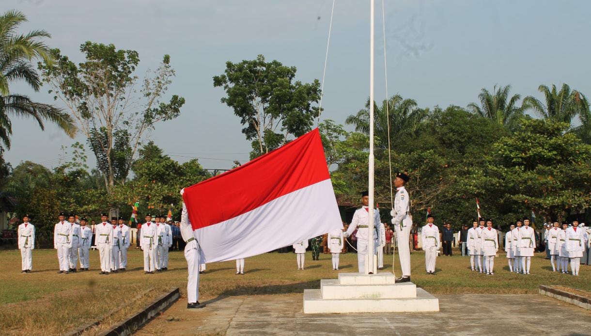 Peringati HUT ke 79 RI, Camat Napal Putih Pimpin Upacara Bendera