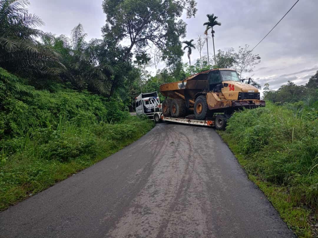 Truk Towing Melintang di Jalan Tengah, Akses Arga Makmur Bengkulu Dialihkan 