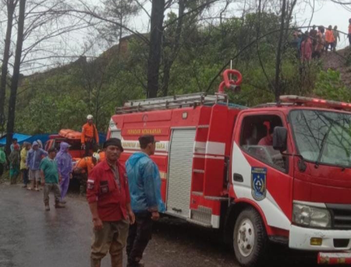 Tiba di Lokasi, Tim BPBD dan Masyarakat Lanjutkan Proses Evakuasi Korban Diduga Tertimbun Tanah Longsor