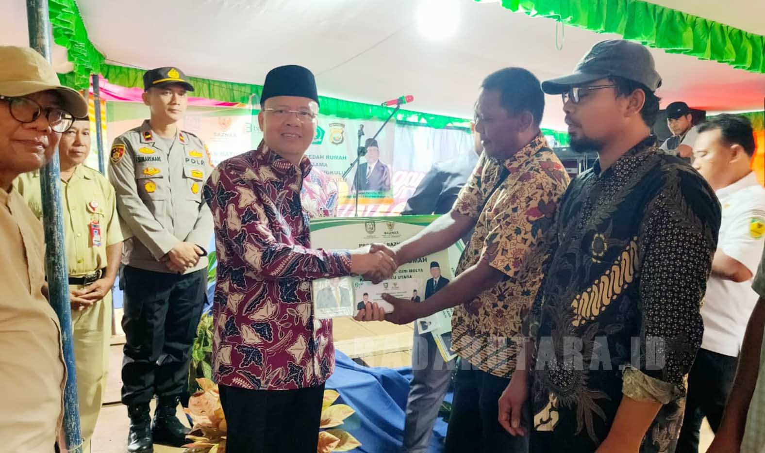 Gubernur Bengkulu Lakukan Peletakan Batu Pertama Program Bedah Rumah di Giri Mulya