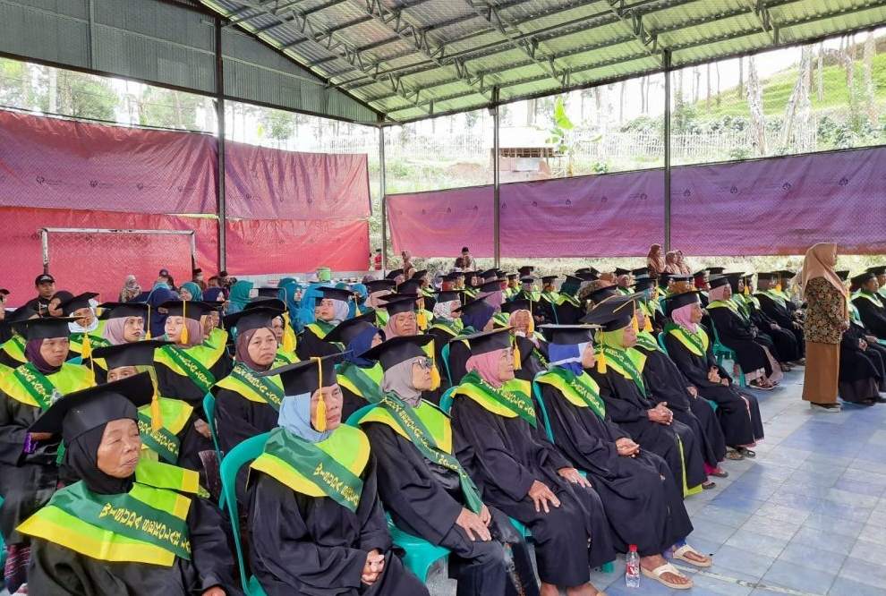 Tetap Produktif! BKKBN Wisuda 75 Lansia, Wisudawati Tertua Berusia 99 Tahun