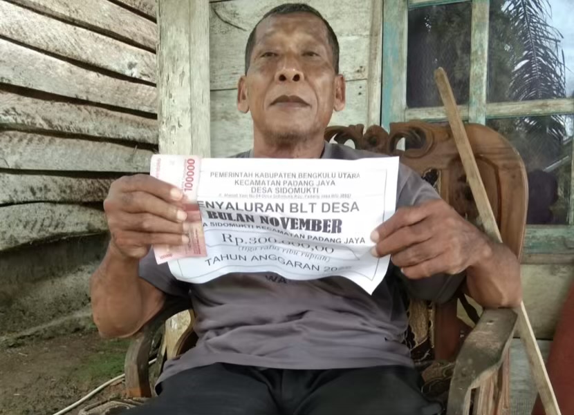 48 Warga Sido Mukti Sumringah Terima BLT DD