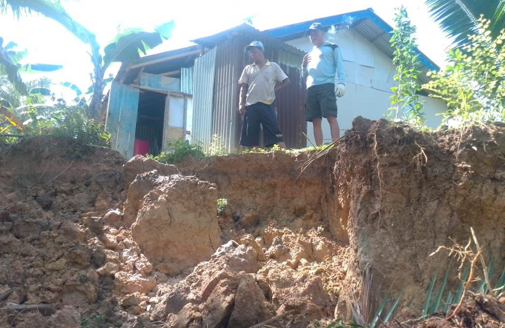 Selain Mengikis Jalan, Longsor Juga Membuat Rumah Warga di Jabi Retak
