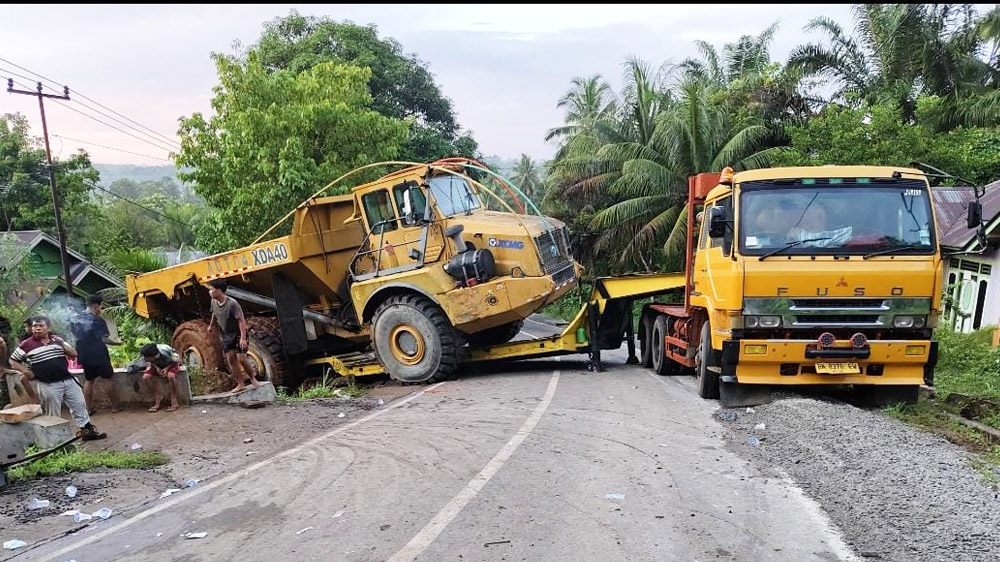 Tunggu Alat Berat dari Bengkulu, Truk Towing Belum Dievakuasi 