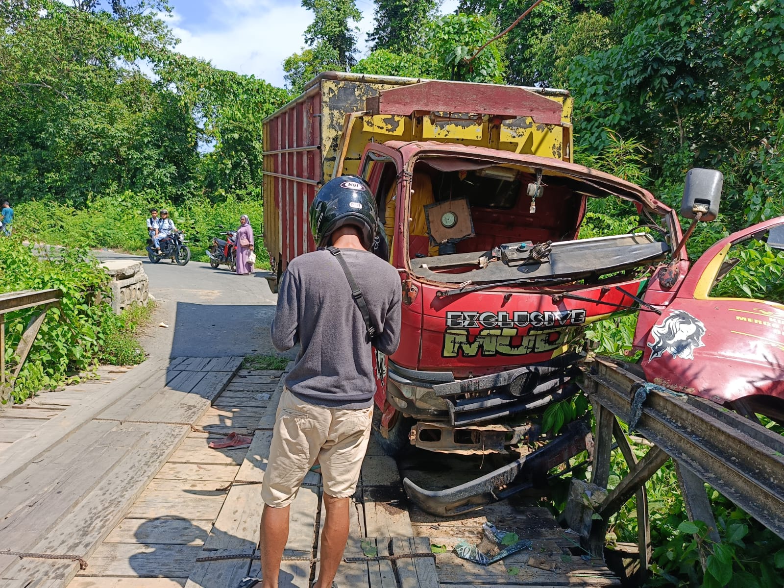 Diduga Rem Blong, Truk Tanpa Muatan Hantam Besi Jembatan hingga Ringsek