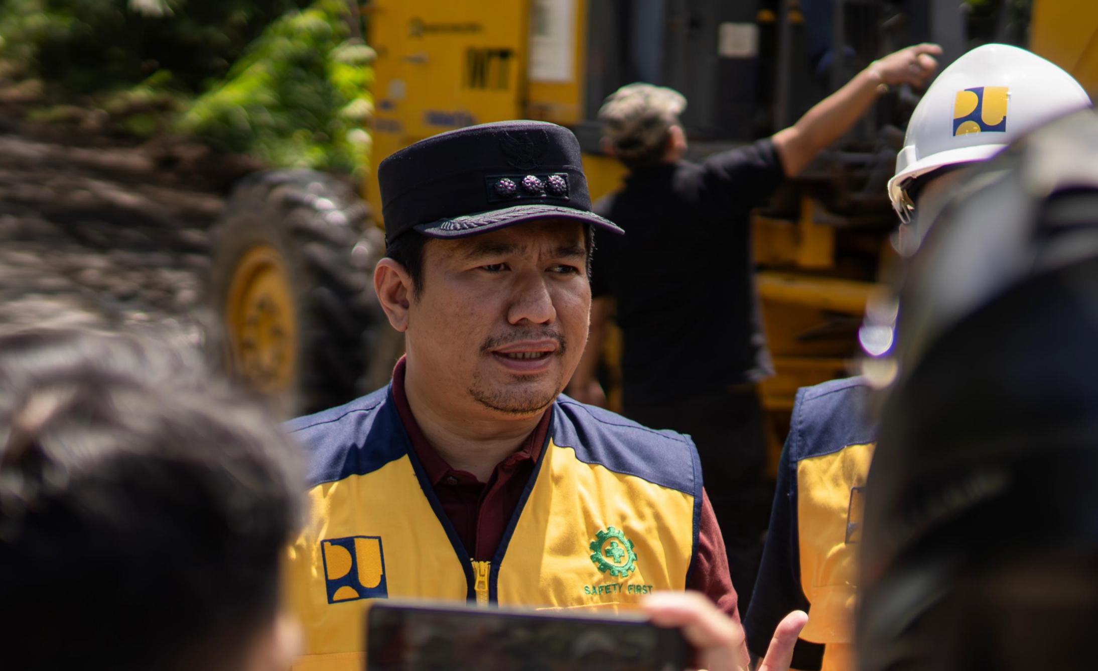 Arie Septia Adinata, Wujudkan Program 100 Hari, Bersihkan Jalan Masuk Kabupaten