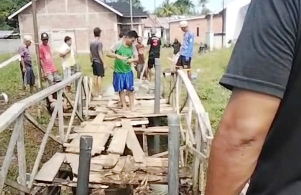 Swadaya Perbaiki Jembatan Ambrol, Warga Nilai Pemerintah Abai