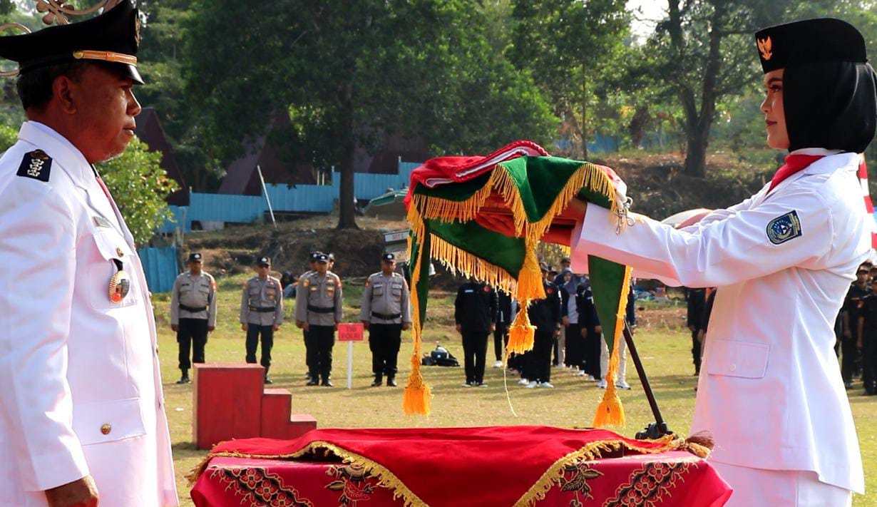 Camat Jadi Irup, Ini Sosok Pembawa Baki Saat Upacara HUT RI ke-79 di Kecamatan Giri Mulya 