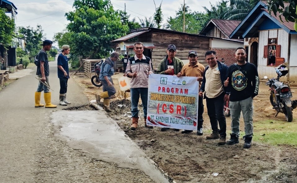 Melalui CSR, PT SIL Perbaiki Jalan Berlobang di Desa Aur Gading