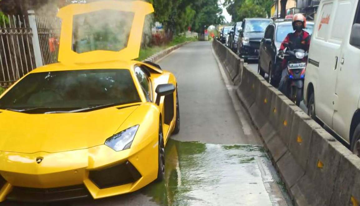 Lamborghini Mogok di Jalur Transjakarta Kebon Jeruk, Ditilang dan Didenda Rp500 Ribu