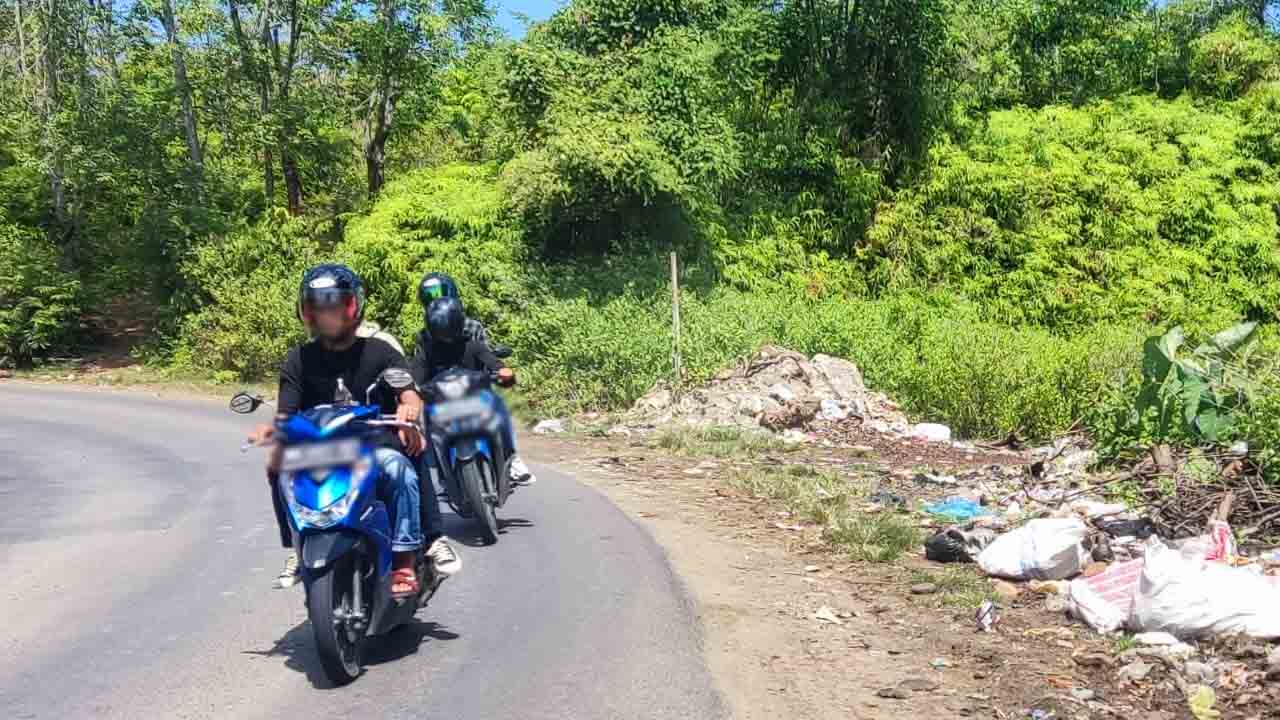 Jalan Tengah Masih Dihiasi Sampah