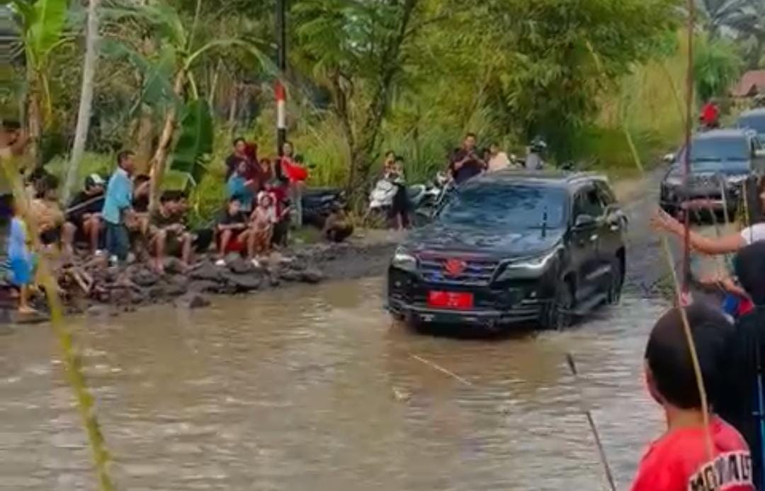 3 Kendaraan Dinas Pemprov Bengkulu Terobos Jalan Kolam Lele, Warga : Pelan-Pelan Pak Sopir