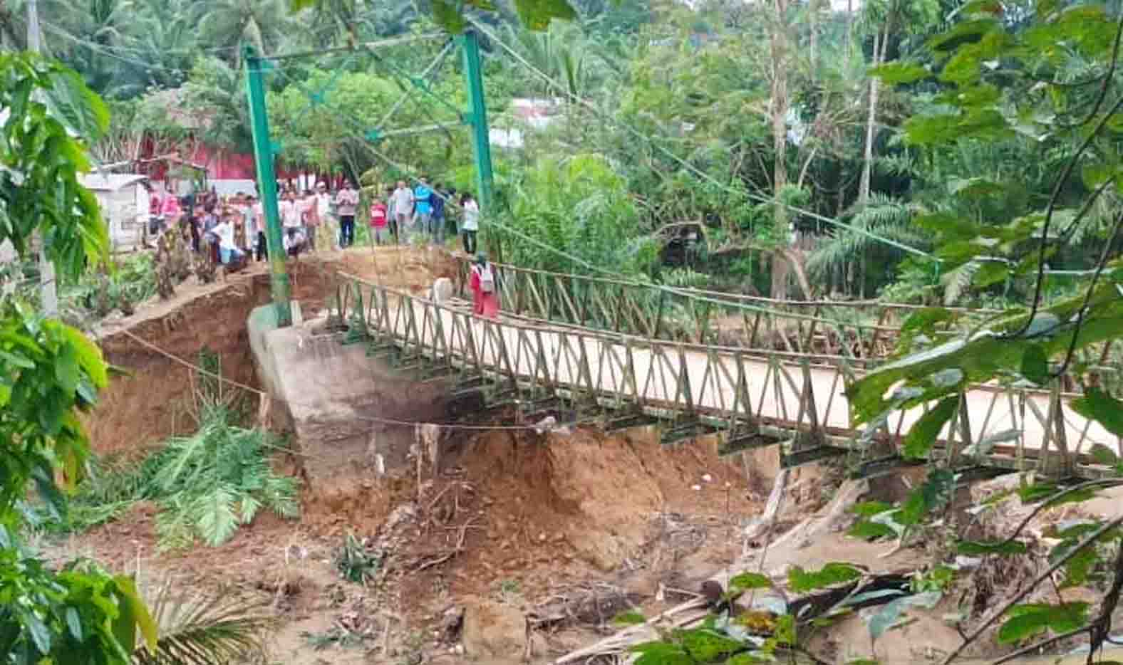 Pondasi Jembatan Pagardin Turun 2 Meter, Kendaraan Dilarang Melintas