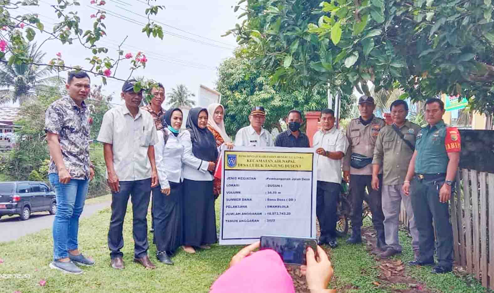 Desa Lubuk Tanjung Bangun Jalan Desa dan Beri Bantuan untuk Lembaga Adat