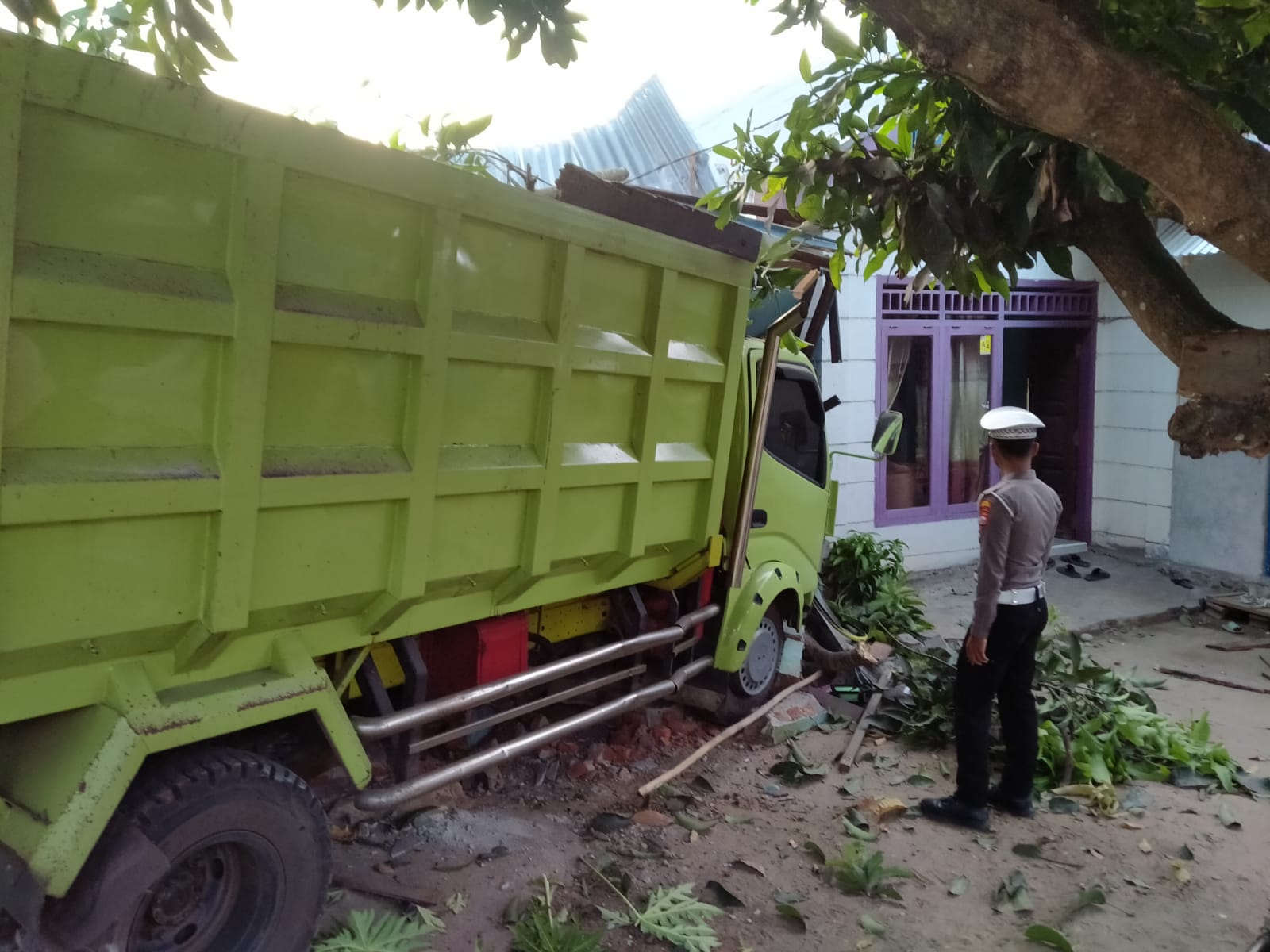 Mobil Dump Truck Tabrak Rumah Warga di Pasar Ketahun, Begini Kronologisnya