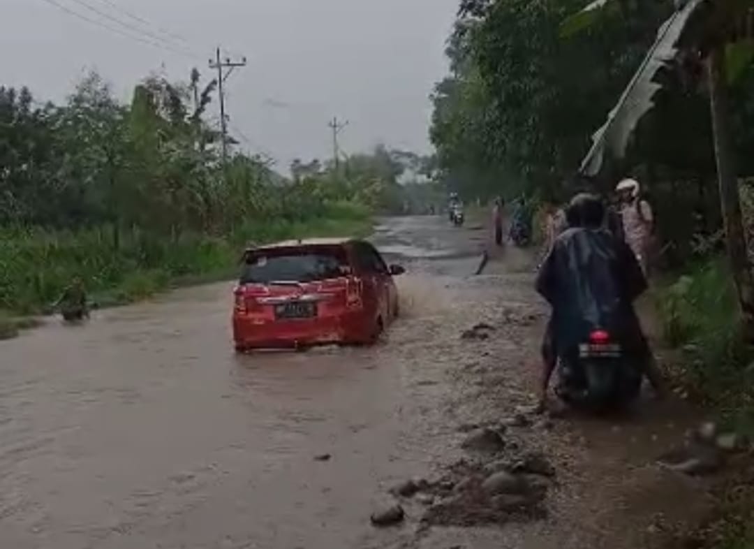 Jelang Kedatangan Presiden Jokowi, Akses Jalan di Bengkulu Utara Banjir