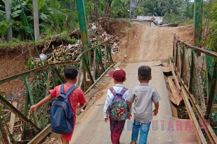 Untuk Sampai Sekolah, Guru dan Siswa di Desa Pagardin Harus Bertaruh Nyawa