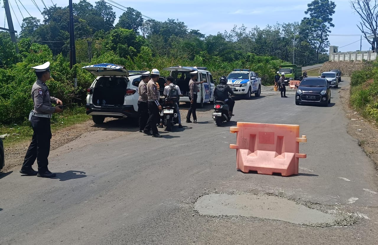 Siang Bolong, Jajaran Sat Lantas Polres Bengkulu Utara Tambal Jalan Berlobang 