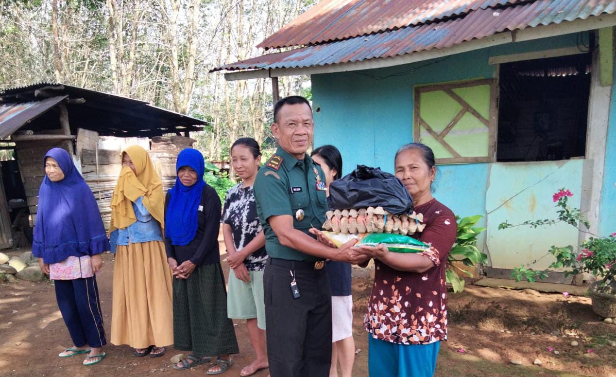 Sukses Panen Jagung, TNI di Kabupaten Bengkulu Utara Bagikan Sembako ke Warga Kurang Mampu