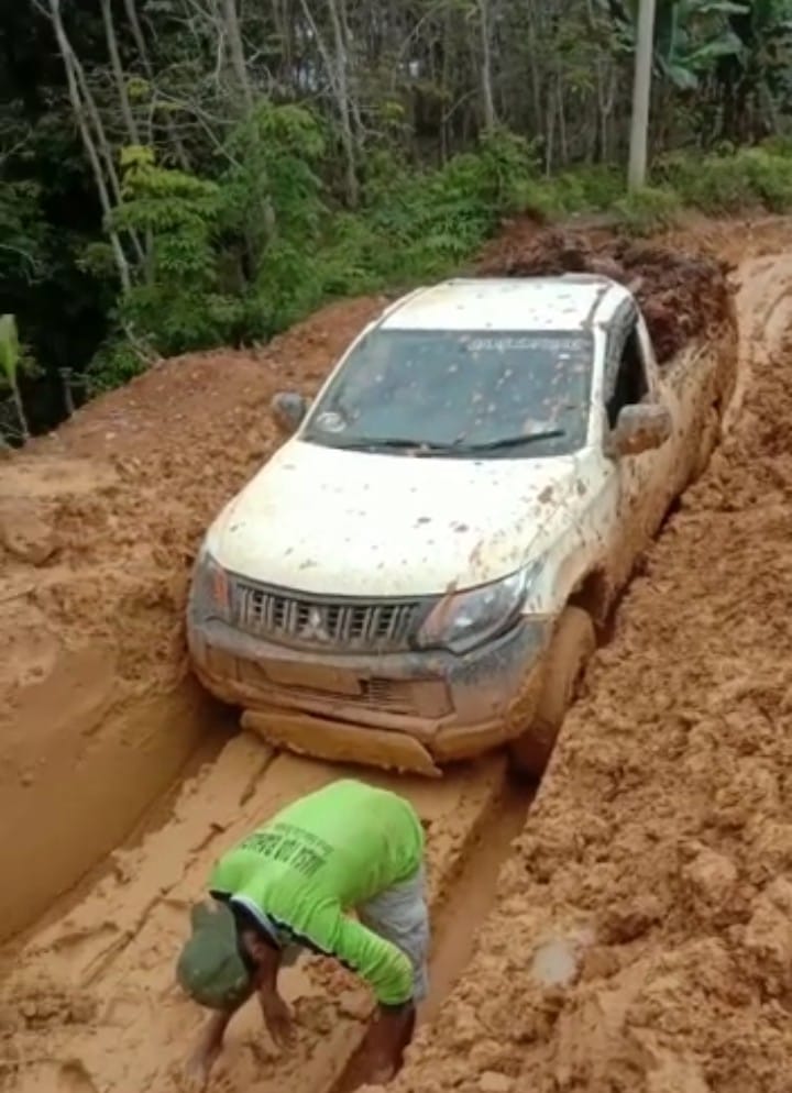 Miris, Tinggi Lumpur di Sepanjang Jalan Tanjung Muara ke Gembung Sejajar dengan Kendaraan