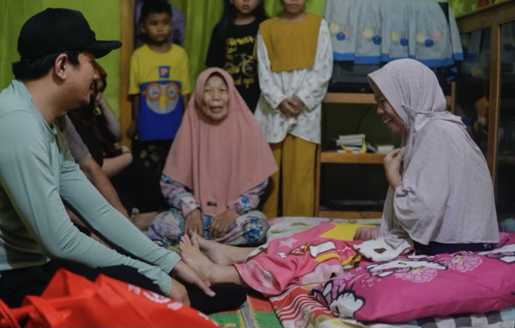 Salurkan Bantuan, Bupati Arie: Menjenguk Orang Sakit Merupakan Ibadah