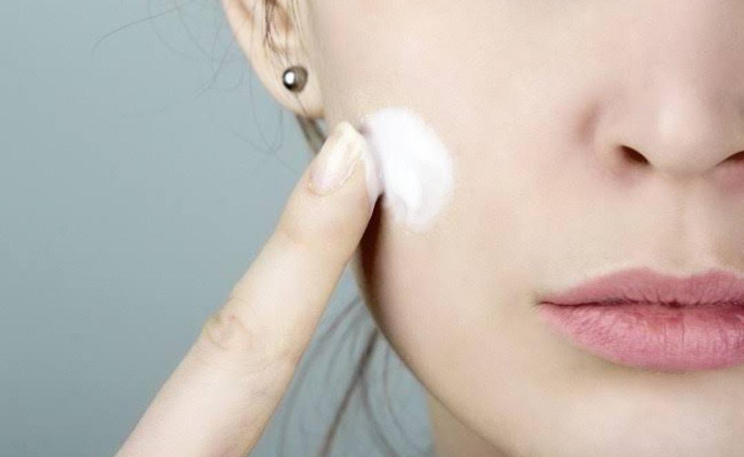 Sampai Kini Masih Jadi Perdebatan mengenai Retinol Boleh Digunakan Saat Sedang Jerawatan atau Tidak