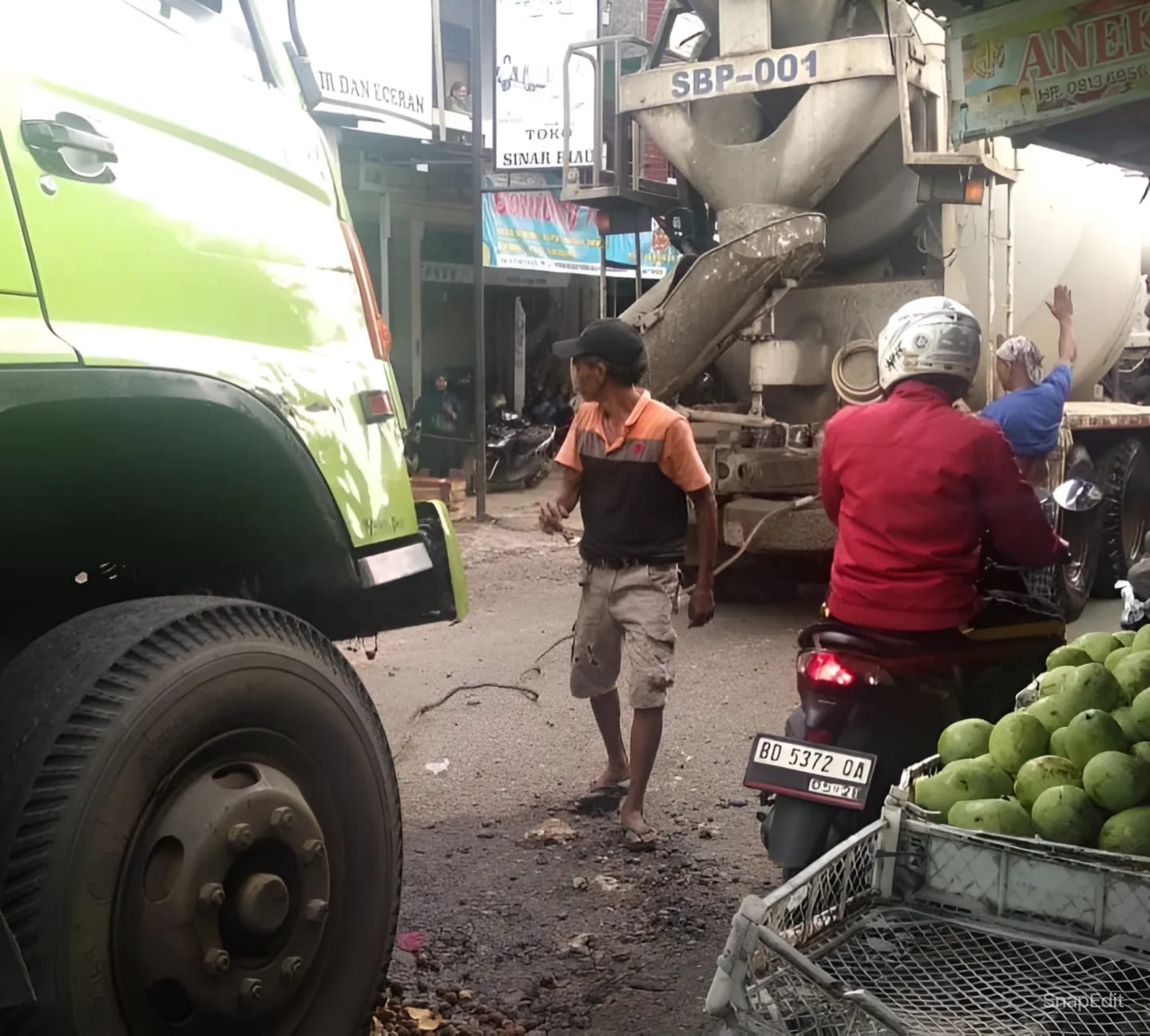 Truk Bermuatan Berat Berhasil di Evakuasi, Lalin di Pasar Purwodadi Kembali Lancar