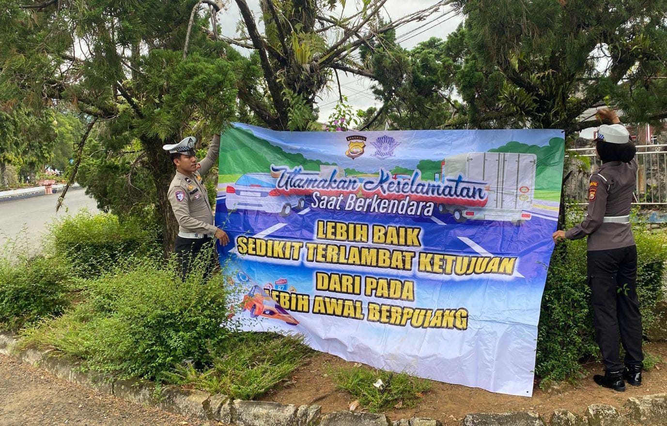 Tingkatkan Kesadaran Pengendara, Polres Bengkulu Utara Pasang Spanduk Keselamatan