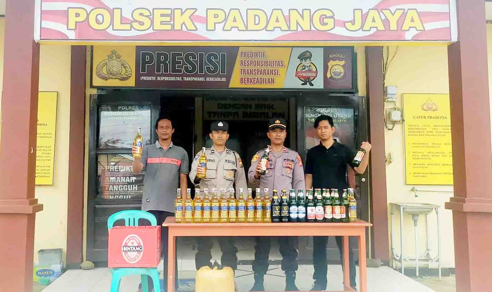 Polsek Padang Jaya Amankan Puluhan Botol Miras dan Tuak