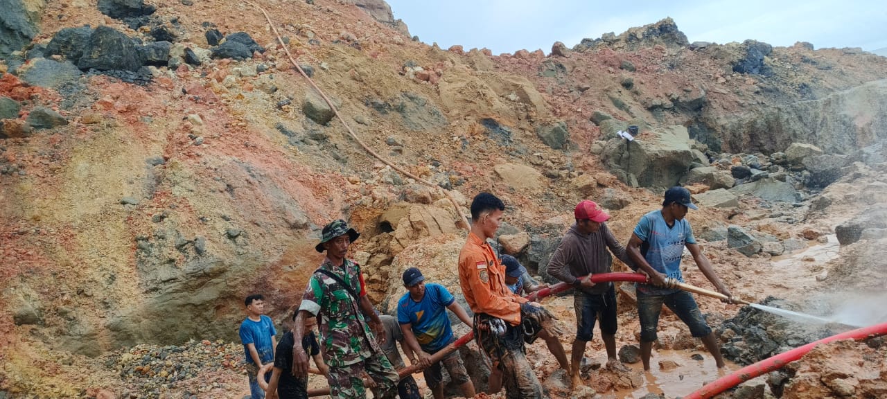 Hari ke 3, Tim Gabungan Masih Berjibaku Lakukan Pencarian Korban Tertimbun Longsor Asal Desa Lubuk Mindai