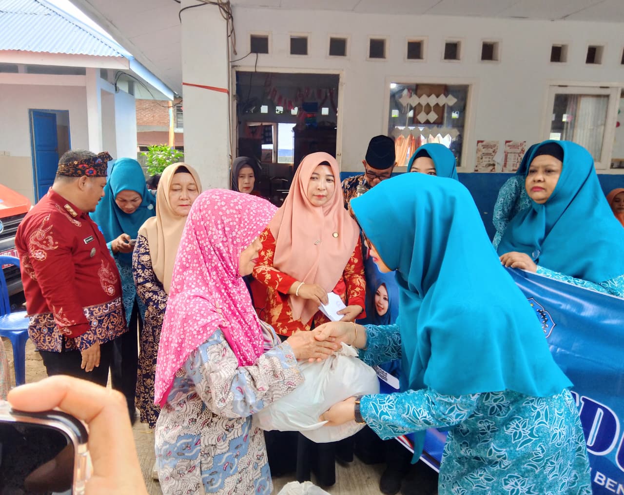 TP PKK dan DWP Bengkulu Peduli, Turun Bantu Korban Kebakaran