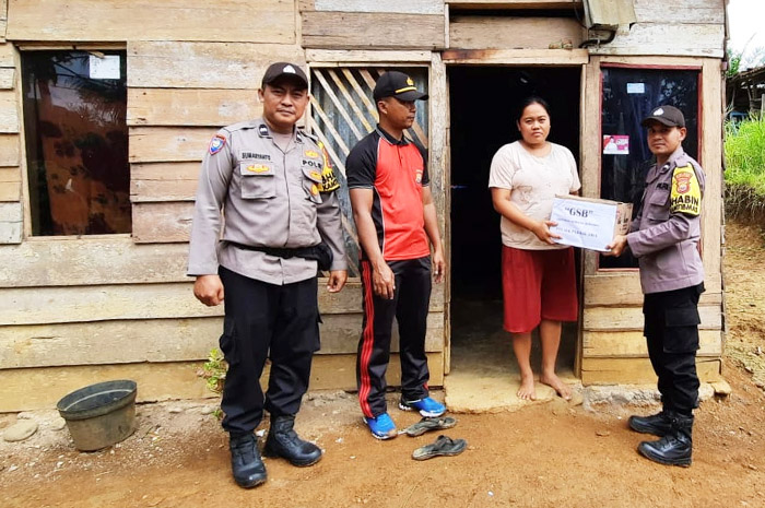 Jumat Berkah, Polsek Padang Jaya Berbagi dengan Masyarakat