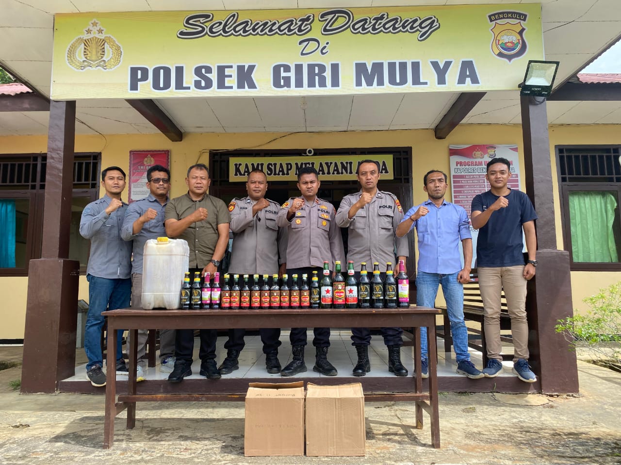 Jelang Nataru, Polsek Giri Mulya Sita Puluhan Botol Miras