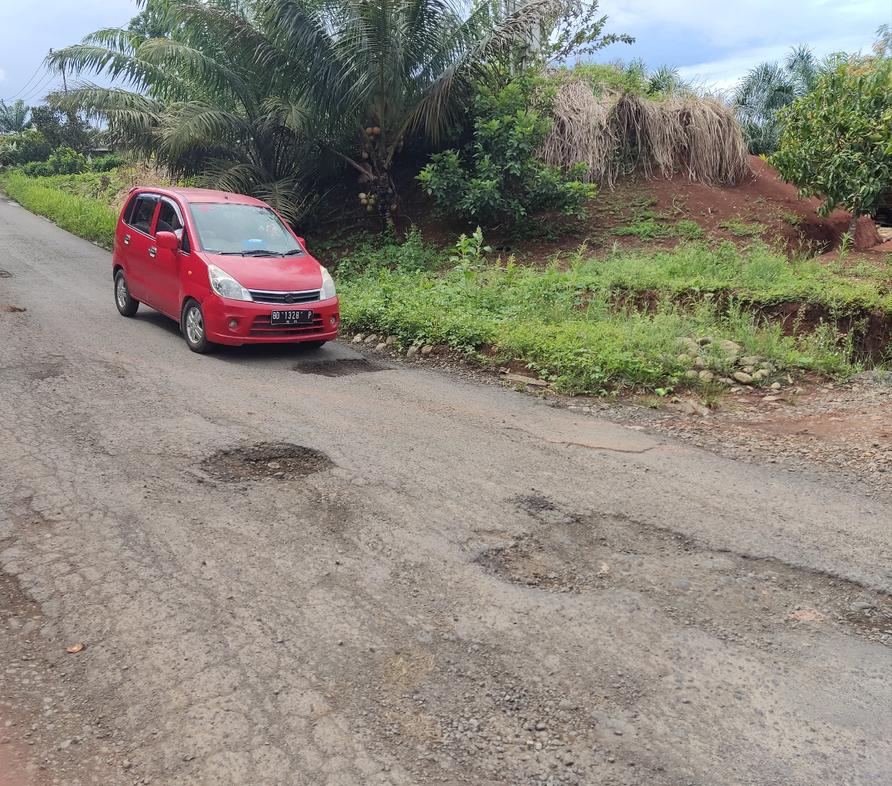 Jalan Padang Sepan Rusak Parah