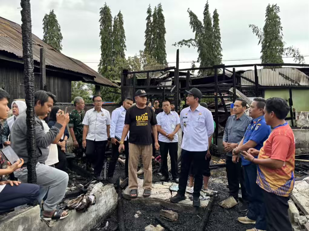 Langsung Datangi Korban Kebakaran, Bupati Bengkulu Utara Beri Bantuan 