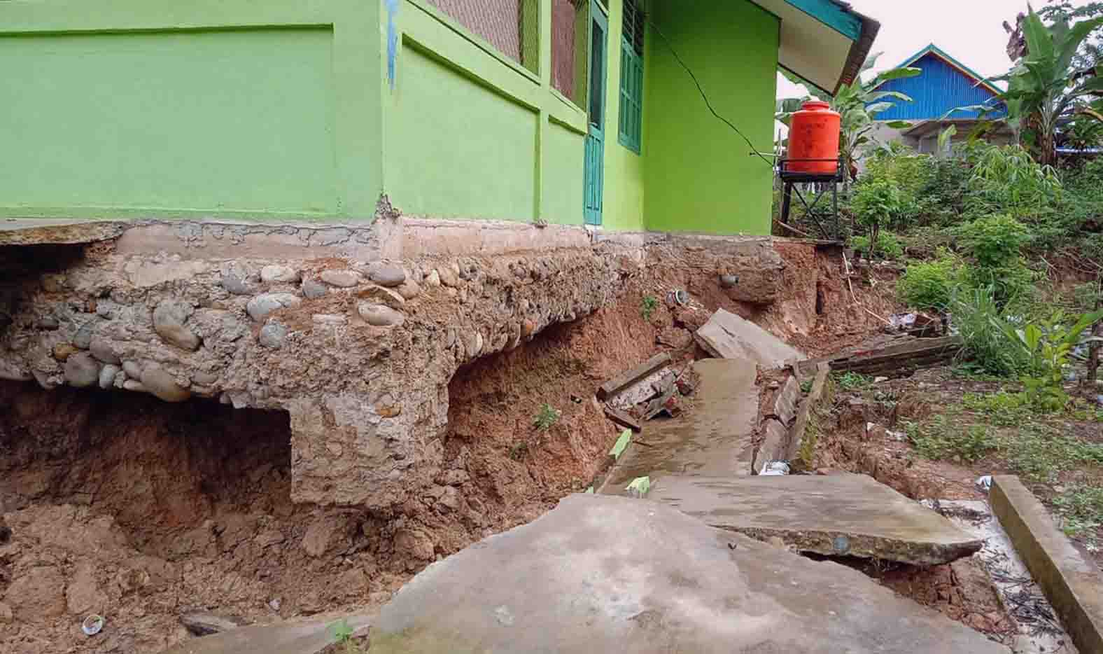 Digerus Banjir, Gedung PAUD Desa Tanjung Sari Terancam Ambruk