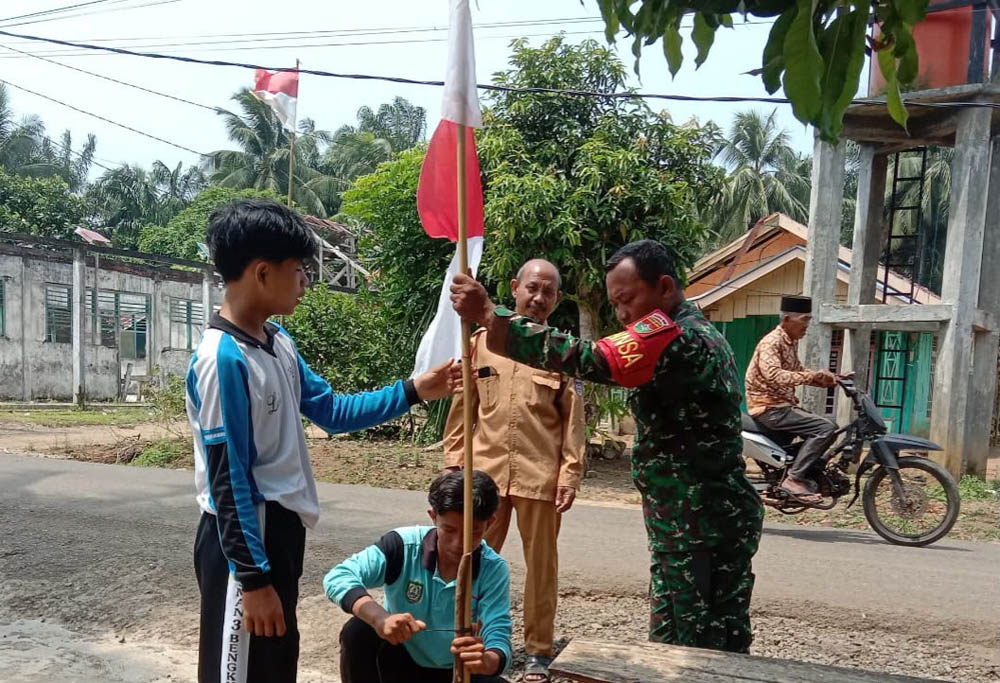 Sambut HUT RI ke-81, Babinsa Koramil Lais Keliling Ajak Warga Kibarkan Merah Putih