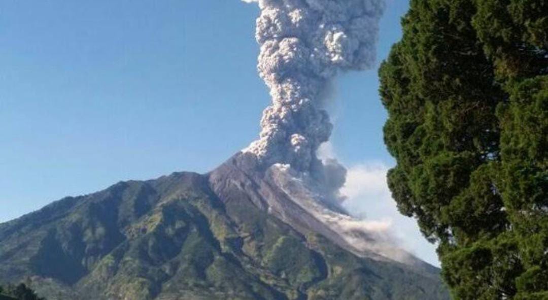 Erupsi Setinggi 2.000 Meter, Warga di Sekitar Gunung Dempo Diminta Waspada