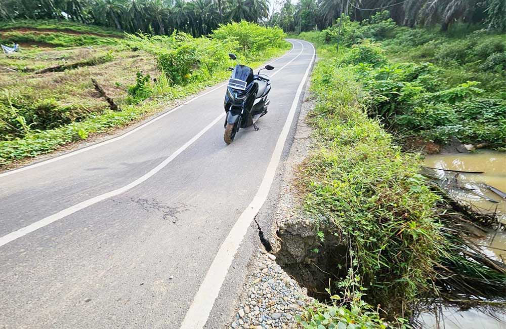 Belum Lama Dibangun, Ruas Jalan Bukit Indah Mulai Ambles Diterjang Hujan