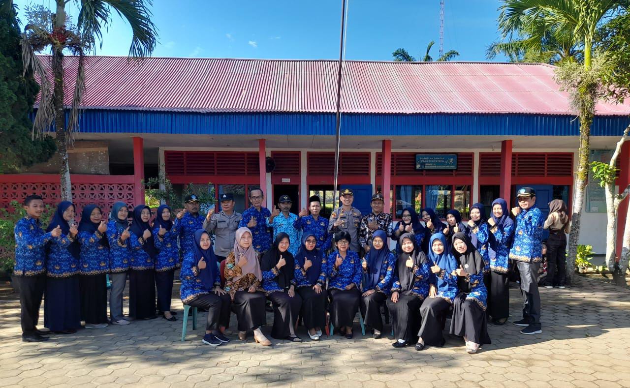 Jumat Curhat, Kapolsek Giri Mulya Jadi Pembina Upacara di SMPN 32 Bengkulu Utara 