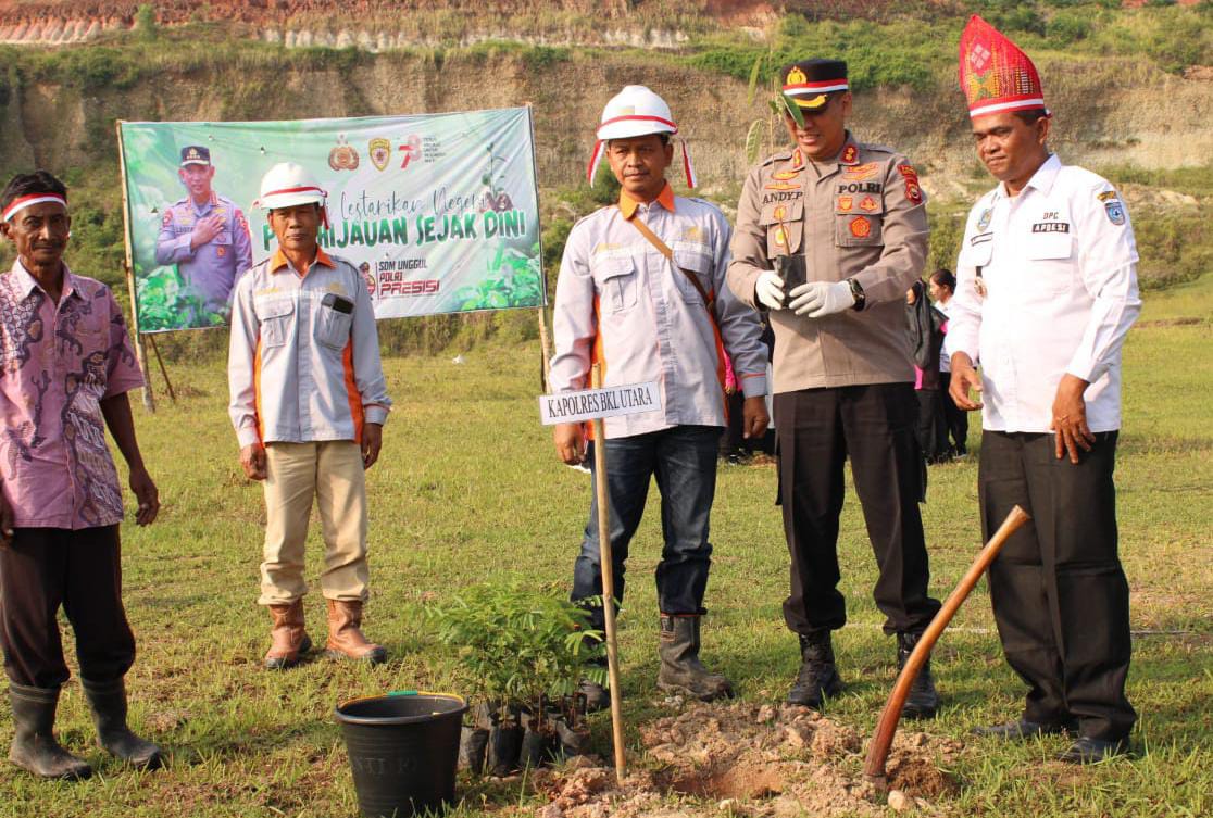 Fasilitasi 3.000 Bibit Tanaman, Kapolres Bengkulu Utara Lakukan Penghijauan di Desa Gunung Payung